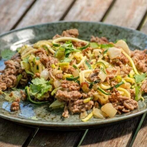 asistisk wok med zucchini, koriander och nötfärs
