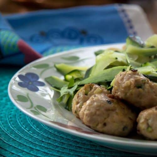 Kycklingbullar med riven zucchini