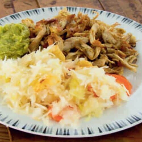Kycklingstrimlor med surkål och guacamole